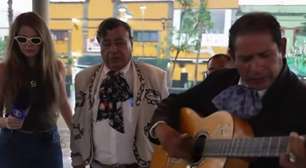 Repórter da GE TV é surpreendida por arma ao entrevistar mariachis no México; veja