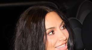 Kim Kardashian usa look cavado e deixa fio dental à mostra; veja fotos