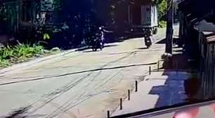 Câmera flagra homem sendo executado a tiros em Duque de Caxias, no RJ