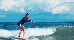 "Hoje é dia de surfe, bebê": Christiane Torloni mostra aula de surfe aos 69 anos