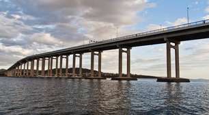 A imponente estrutura de concreto de 1,39 km de extensão inaugurada em 1964 que atravessa o rio Derwent e une os dois lados de Hobart
