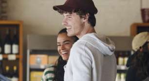 Às vésperas do Dia dos Namorados, Shawn Mendes chega ao Brasil para encontrar Bruna Marquezine