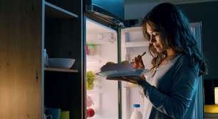 O estresse faz você comer tarde da noite? Veja o perigo para seu intestino