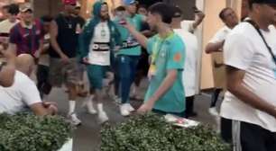 Sósia de Neymar causa rebuliço e para shopping dos EUA; veja vídeo