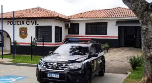 Mãe é presa após filho de dois anos defecar preservativos em creche