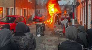 Protestos violentos eclodem em Belfast após ataque a faca