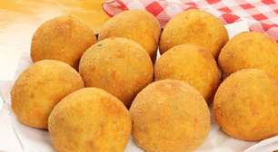 Salgado de arroz amanhecido com queijo derretido, um bolinho frito irresistível e bem econômico