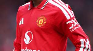 Manchester United inicia reformulação e confirma saída de brasileiro