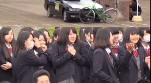 O Japão adotou uma estratégia incomum para proteger crianças no trânsito escolas usam dublês para simular atropelamentos reais