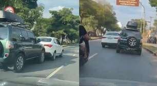 Briga de trânsito termina com carro sendo arrastado por outro em avenida de BH