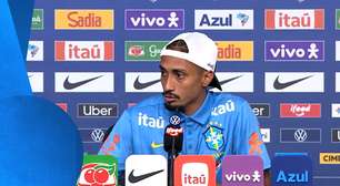 Raphinha não arrisca inglês ao responder jornalista e causa risos ao perguntar se todos entenderam