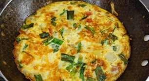 Omelete de queijo de frigideira feito com apenas dois ovos, uma refeição saudável e muito gostosa