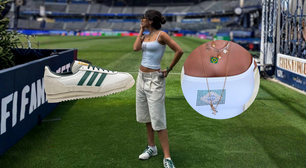 Look de Copa! De regata branca com Brasil em strass, jorts off-white e Adidas no pé, Anitta comandará abertura; saiba o preço do tênis que não é Gazelle nem Samba