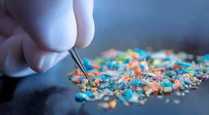 Microplásticos na rotina de beleza: o que você pode estar passando na pele sem perceber