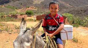 Elvis, o pequeno vendedor de geladinho que, ao lado do seu jumento, sonha com um lar