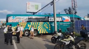 Ônibus da República Tcheca fica preso em portão de Complexo Esportivo no México