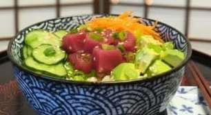 Poke de atum marinado: receita leve para jantar romântico