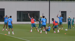 Paquetá fica no chão e levanta mancando após levar pisão de Vini Jr em treino da Seleção