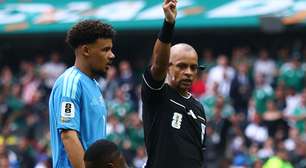 Técnico da África do Sul reclama de cartão vermelho dado por árbitro brasileiro: 'É uma pena que tenhamos que terminar a partida com nove jogadores'
