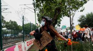 Na estreia da Copa, polícia e manifestantes entram em confronto no México