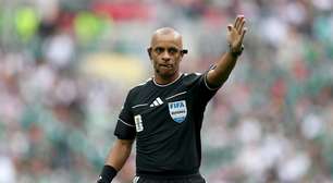 Recorde de expulsões em estreia e inglês criticado: árbitro brasileiro é o protagonista da abertura da Copa