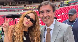 Jornalista mexicano interrompe entrada ao vivo para pedir foto com Shakira
