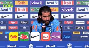 Alisson não hesita e atende a pedido de repórter para 'gastar inglês' em coletiva; veja o momento