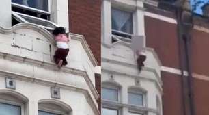 Vídeo mostra resgate de menina pendurada em janela de prédio em Londres