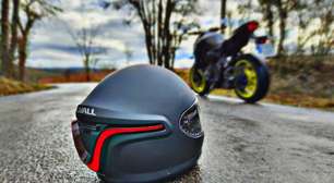 Por que encontrar um capacete de moto no meio da rua é um sinal que não deve ser ignorado