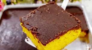 Bolo de cenoura com cobertura de chocolate bem sequinha e uma massa super fofinha