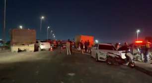 Racha entre caminhoneiros provoca acidente com dez veículos e deixa quatro feridos em SP