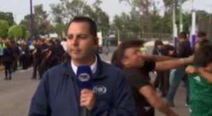 Vídeo: torcedores do México trocam socos durante entrada ao vivo de TV