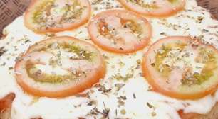 Pizza sem glúten feita com praticidade na frigideira para um lanche rápido e delicioso