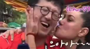 Repórter sul-coreano é surpreendido e ganha beijo de torcedora mexicana ao vivo: 'Gracias'