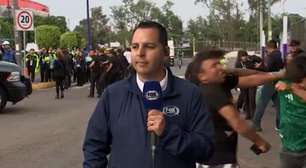 Mexicanos trocam socos atrás de repórter ao vivo e transmissão é interrompida