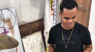 Jovem cego aprende a tocar bateria sozinho e sonha conhecer músico que mudou sua vida