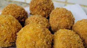 Bomba de frango salgada muito crocante por fora e com um recheio extremamente suculento