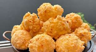 Pão de queijo frito que não estoura na panela e fica bem crocante por fora e puxento por dentro