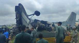 Índia: queda de avião de militar deixa cinco mortos; veja vídeo