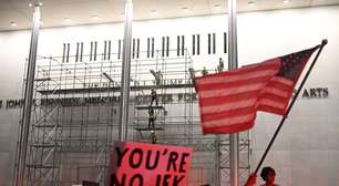 Remoção do nome de Trump do Kennedy Center começa após decisão judicial