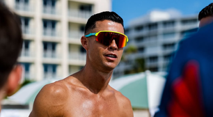 Cristiano Ronaldo exibe shape musculoso em foto de sunga durante treino de Portugal