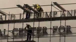 Trabalhadores iniciam remoção do nome de Trump do Kennedy Center; veja vídeo
