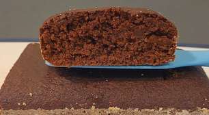 Bolo de chocolate com aveia bem cremoso, delicioso e saudável, feito de forma rápida