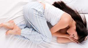 Qual é a importância da posição na hora de dormir? Entenda o que influencia