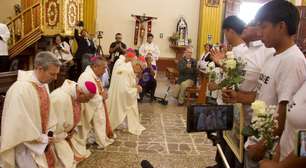 As desculpas de joelho que o Vaticano fez a povoado no Peru: 'Fizeram o que queriam conosco porque somos pobres'