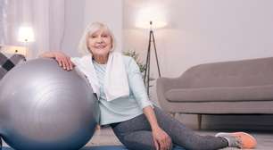 Sem pesos nem aparelhos: treino de pilates com toalha que fortalece os músculos durante a menopausa