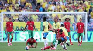 Fabinho sofre sangramento no nariz e recebe atendimento em Brasil x Marrocos