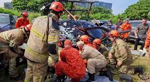 Bombeiros divulgam imagens dos destroços de colisão de helicópteros no Rio