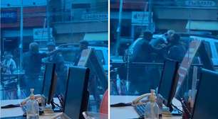 Homem discute com PMs, leva tapa no rosto durante briga e é detido por desacato no litoral de SP