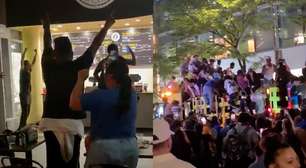 Chapeiro deixa restaurante enquanto carros de polícia celebram título do Knicks na NBA após 53 anos